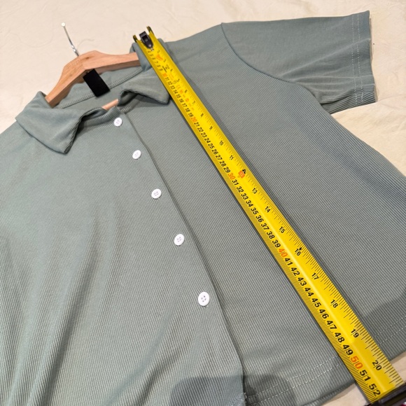 3/$15‼️ Trendy DAZY Green Cropped Button-Up Tee with Collar, Size L, Stretchy - Picture 12 of 14